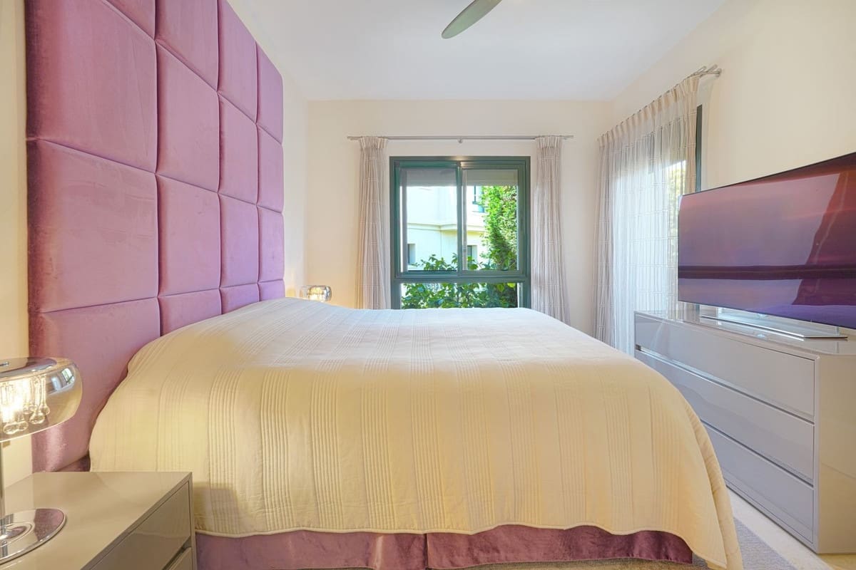 Apartamento de 2 habitaciones en Benahavís en venta con piscina garaje - 595.000 € (Ref: 9770879)