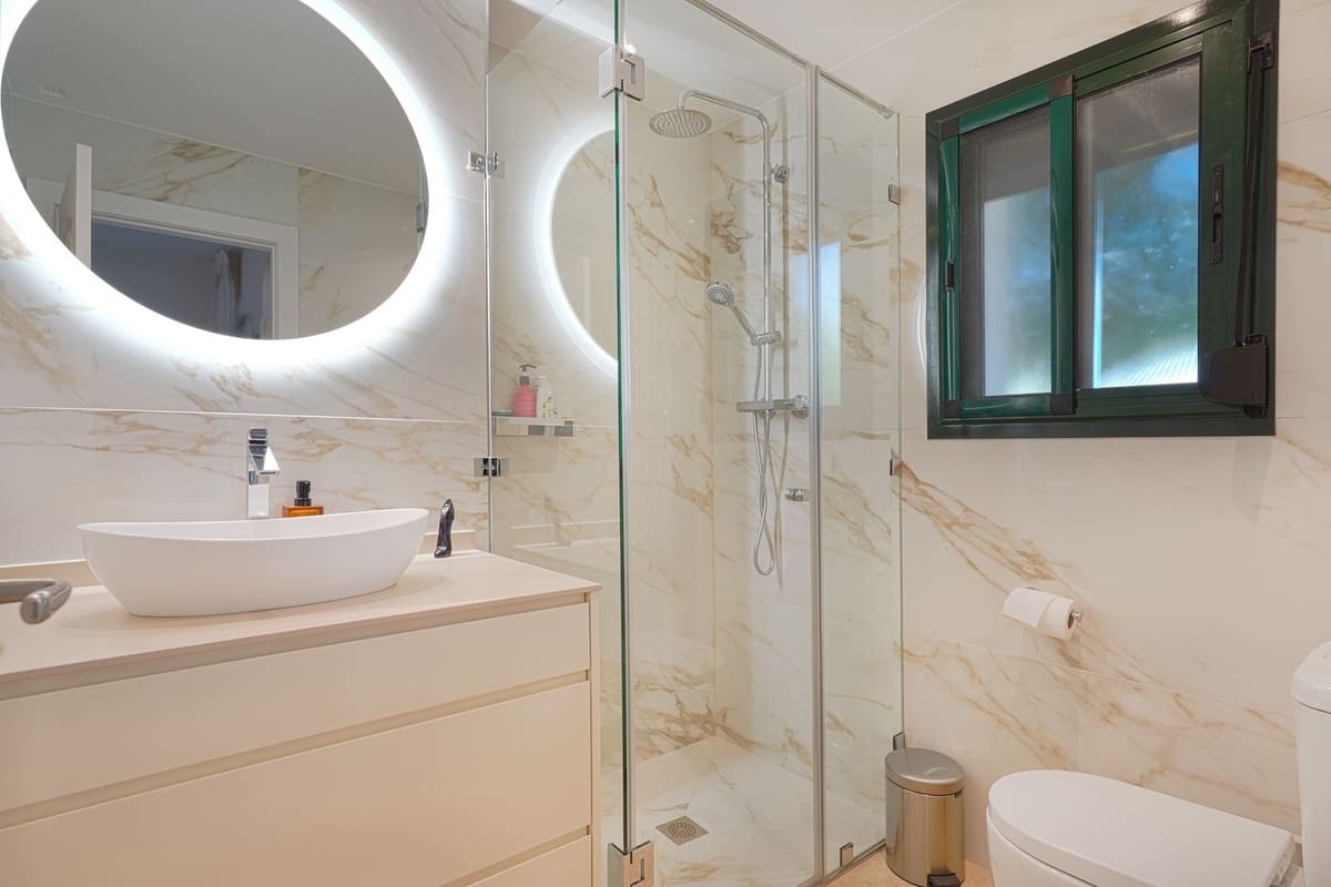Apartamento de 2 habitaciones en Benahavís en venta con piscina garaje - 595.000 € (Ref: 9770879)
