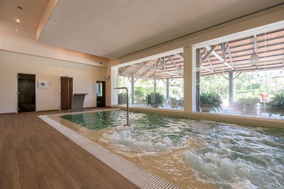 Apartamento de 2 habitaciones en Benahavís en venta con piscina garaje - 595.000 € (Ref: 9770879)