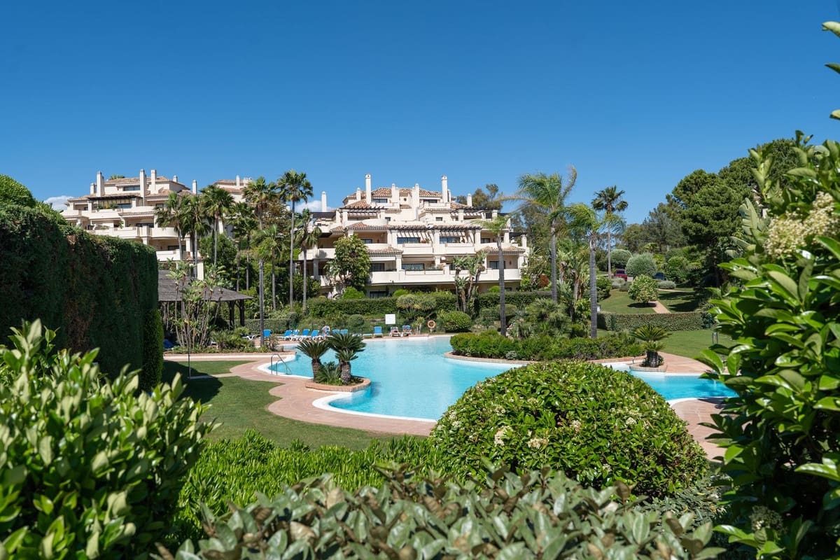 Apartamento de 2 habitaciones en Benahavís en venta con piscina garaje - 595.000 € (Ref: 9770879)