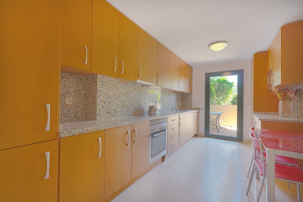 2 soverom Leilighet til salgs i Benahavis med svømmebasseng garasje - € 535 000 (Ref: 9827517)