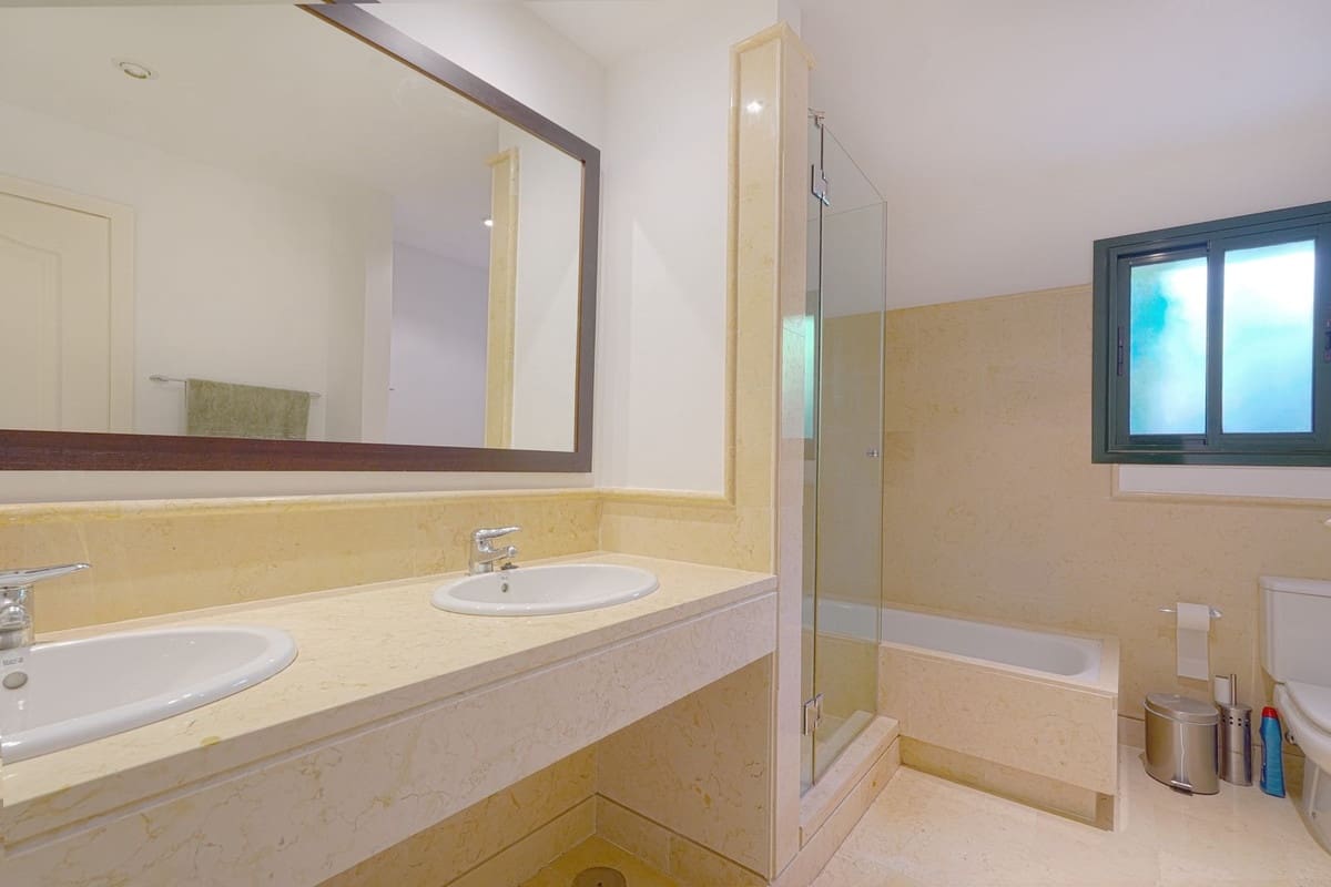 2 soverom Leilighet til salgs i Benahavis med svømmebasseng garasje - € 535 000 (Ref: 9827517)