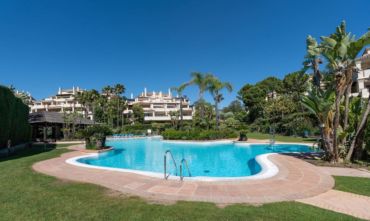 2 soverom Leilighet til salgs i Benahavis med svømmebasseng garasje - € 535 000 (Ref: 9827517)