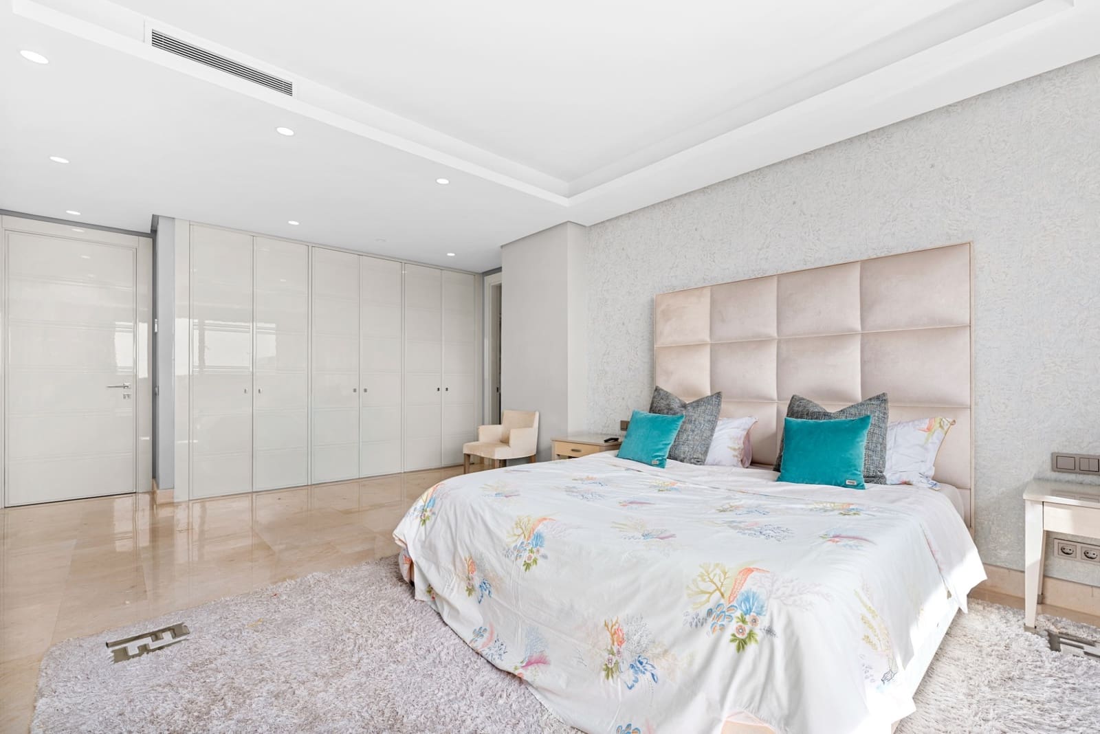 3 bedroom Penthouse for sale in Marbella with pool garage - € 7,500,000 (Ref: 10135246)