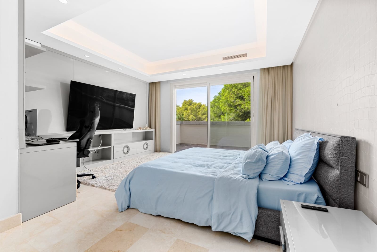3 bedroom Penthouse for sale in Marbella with pool garage - € 7,500,000 (Ref: 10135246)