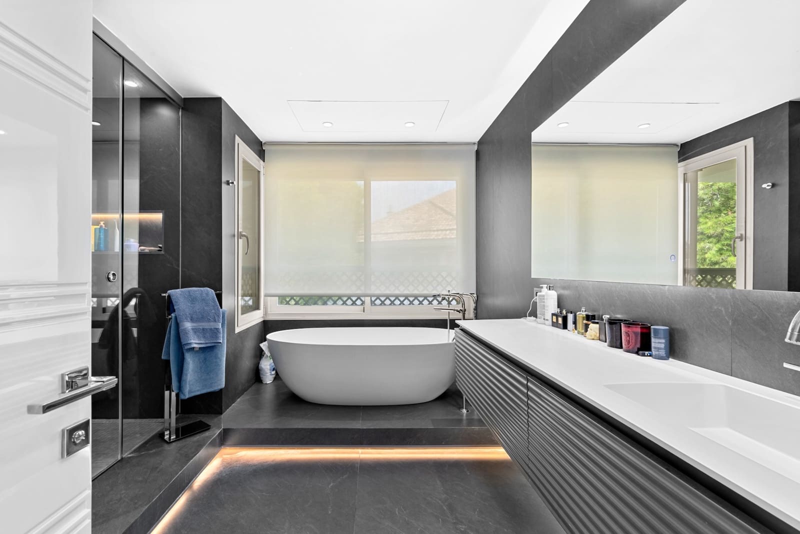3 bedroom Penthouse for sale in Marbella with pool garage - € 7,500,000 (Ref: 10135246)