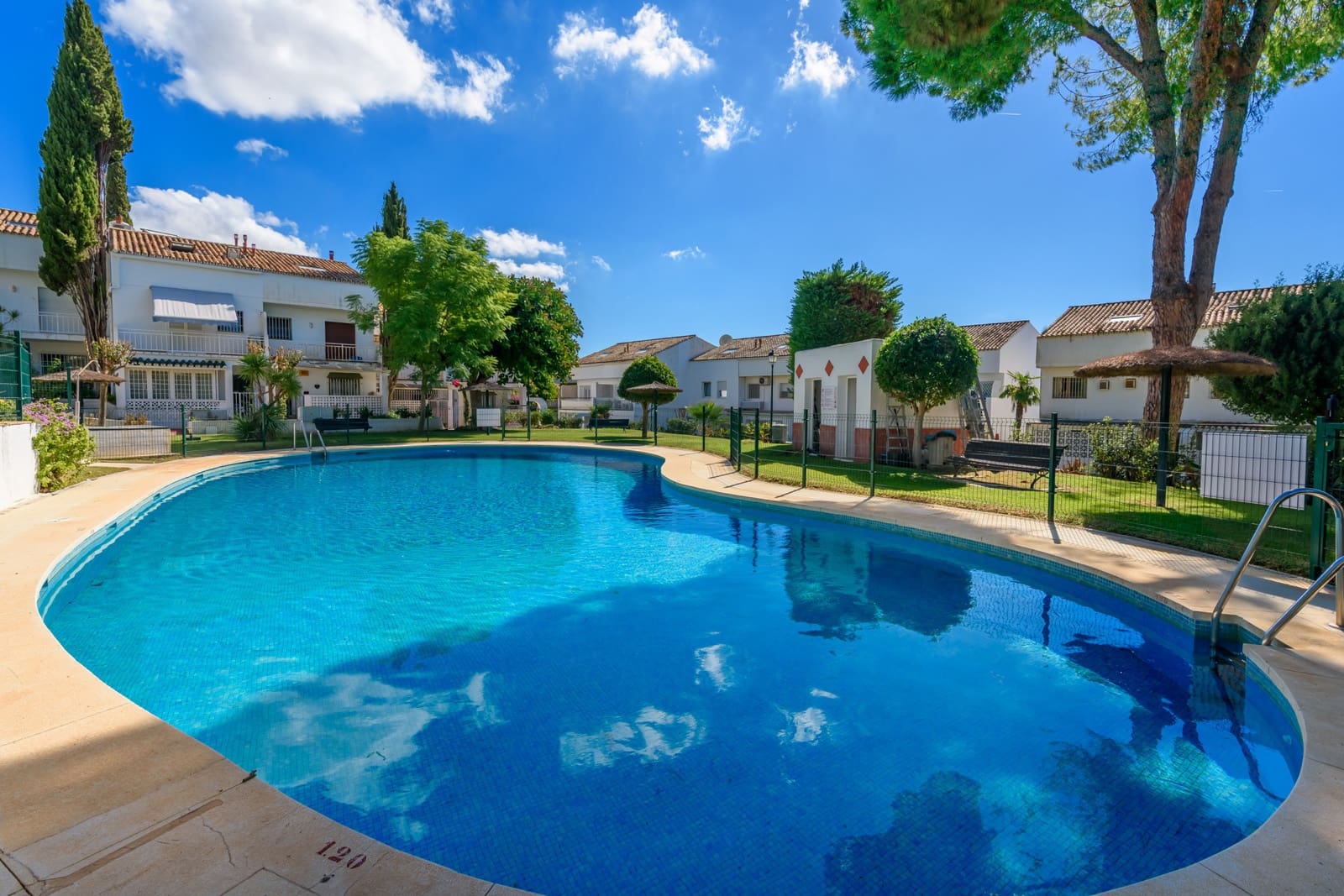 3 bedroom Townhouse for sale in Marbella with pool - € 780,000 (Ref: 10156888)