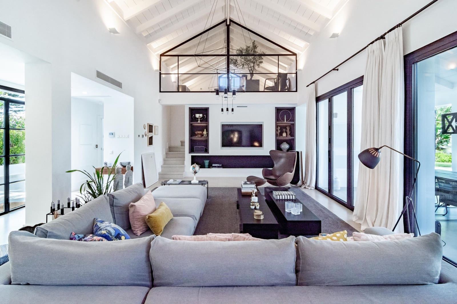 4 slaapkamer Villa te koop in Nueva Andalucia met zwembad garage - € 3.995.000 (Ref: 6819202)
