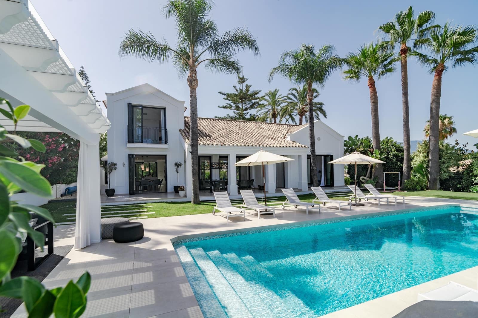 4 slaapkamer Villa te koop in Nueva Andalucia met zwembad garage - € 3.995.000 (Ref: 6819202)