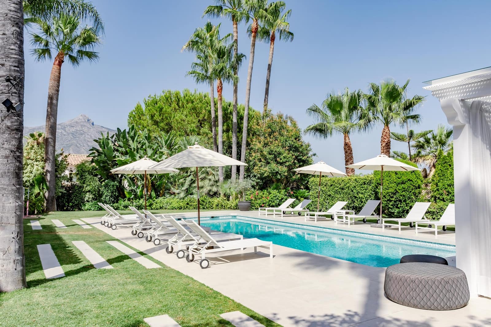 4 slaapkamer Villa te koop in Nueva Andalucia met zwembad garage - € 3.995.000 (Ref: 6819202)