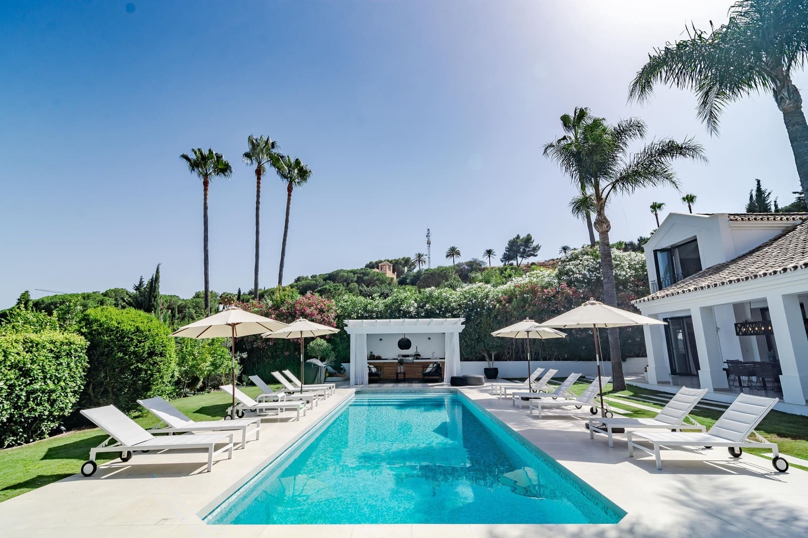 4 slaapkamer Villa te koop in Nueva Andalucia met zwembad garage - € 3.995.000 (Ref: 6819202)
