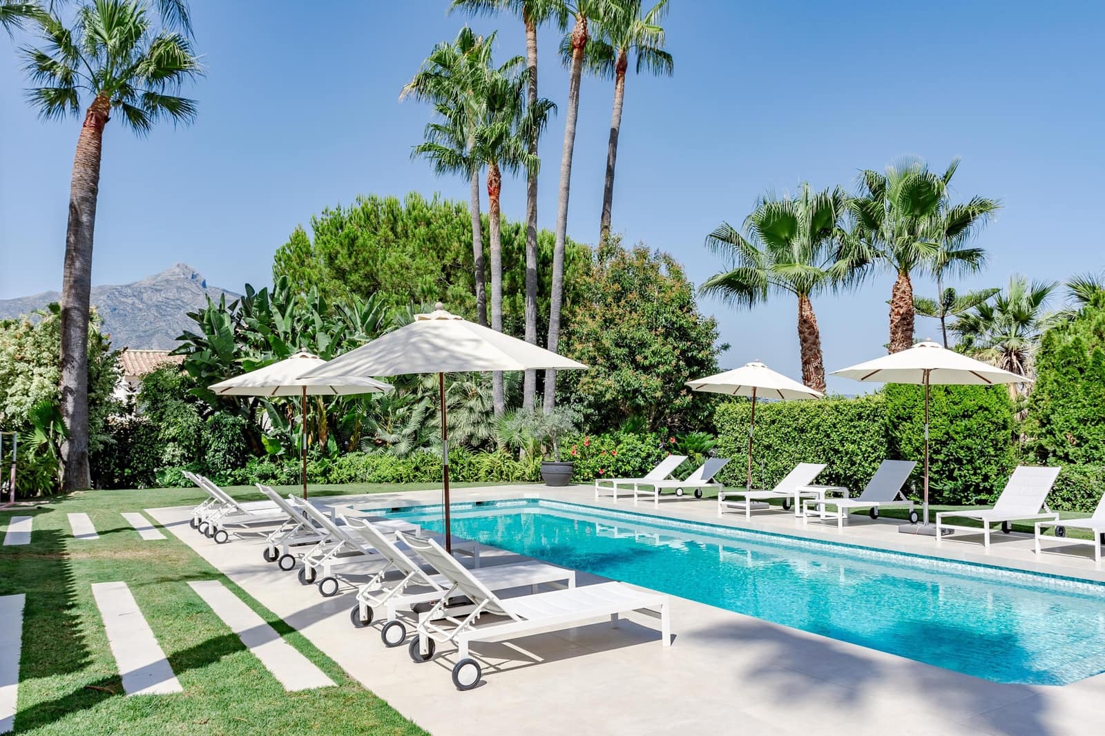 4 slaapkamer Villa te koop in Nueva Andalucia met zwembad garage - € 3.995.000 (Ref: 6819202)