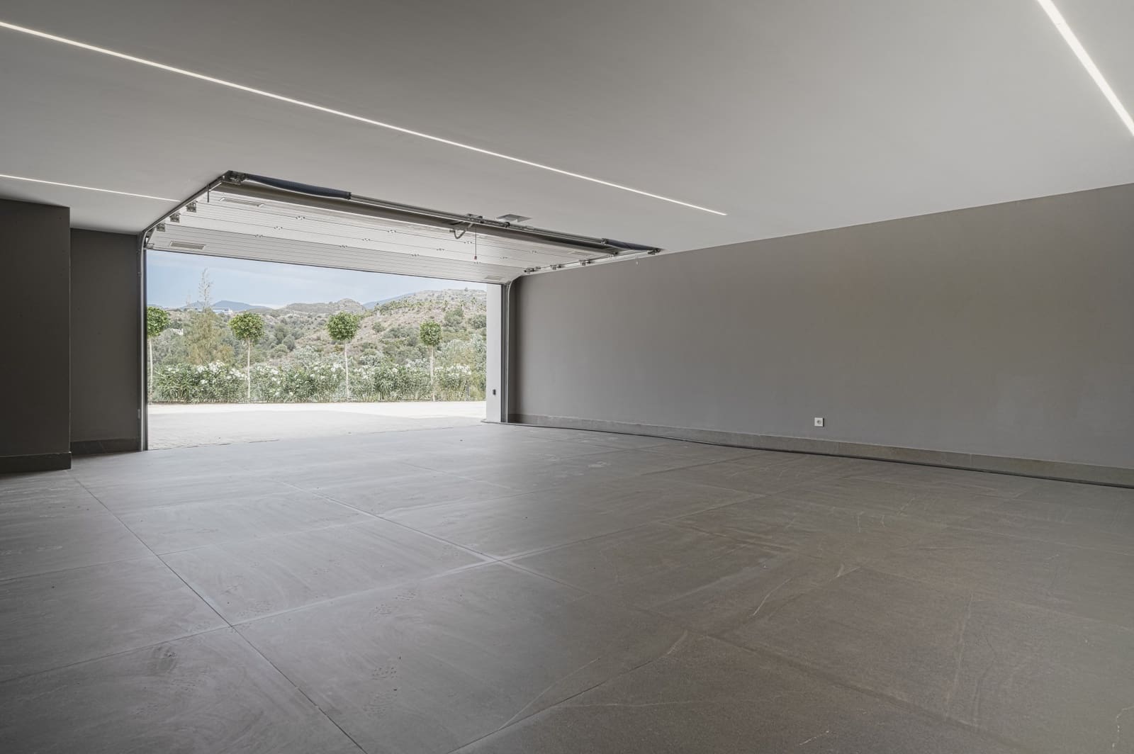 5 bedroom Villa for sale in Marbella with pool garage - € 4,800,000 (Ref: 7991435)