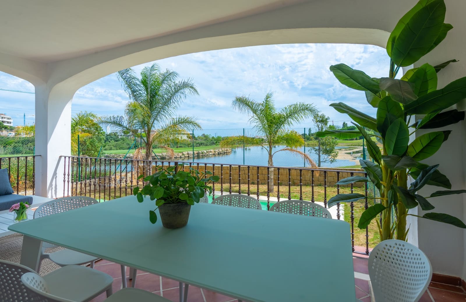 4 soverom Kjedet enebolig til salgs i Estepona med garasje - € 718 693 (Ref: 7992913)