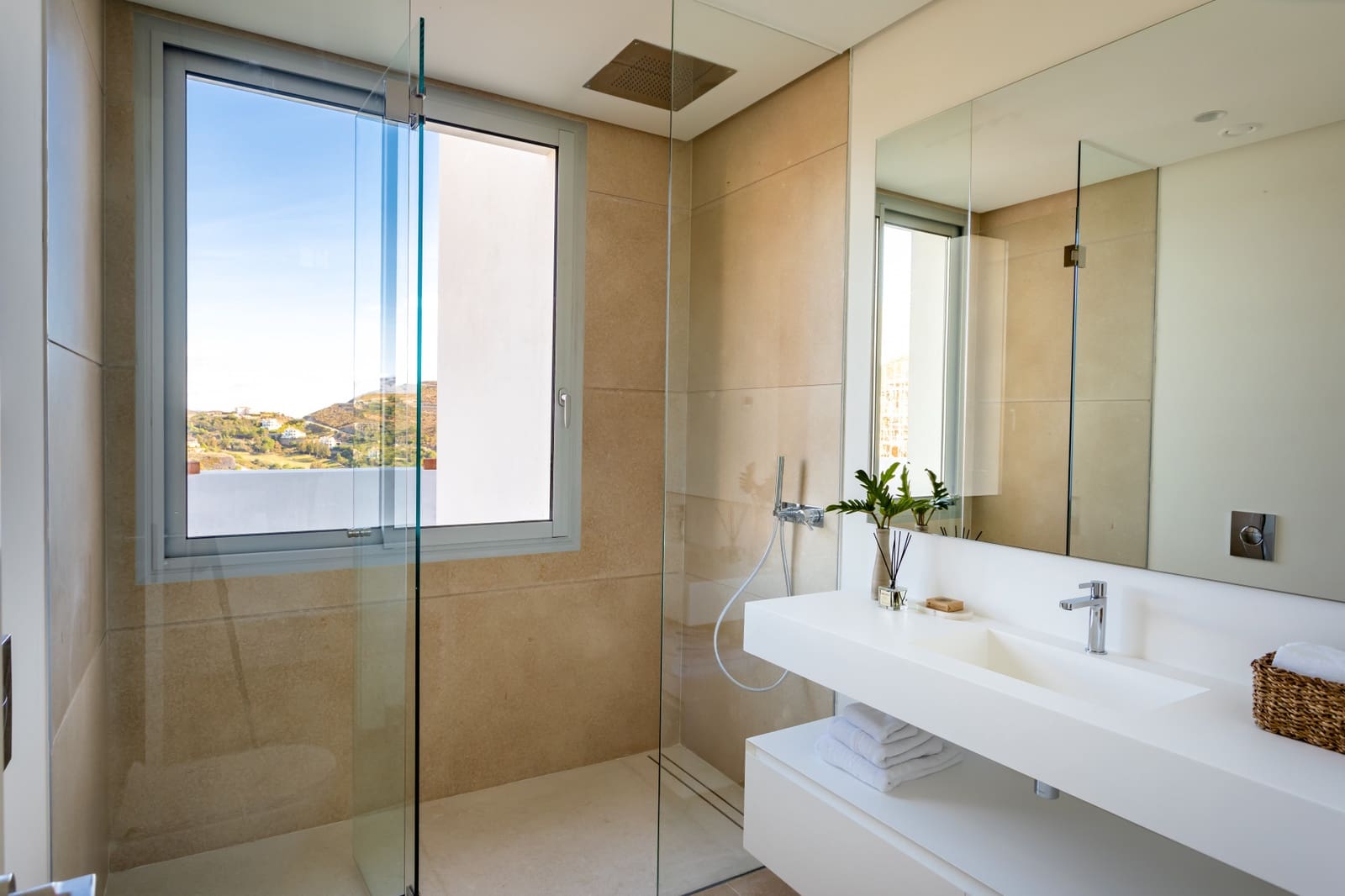 Apartamento de 3 habitaciones en Benahavís en venta con piscina garaje - 755.000 € (Ref: 8049023)