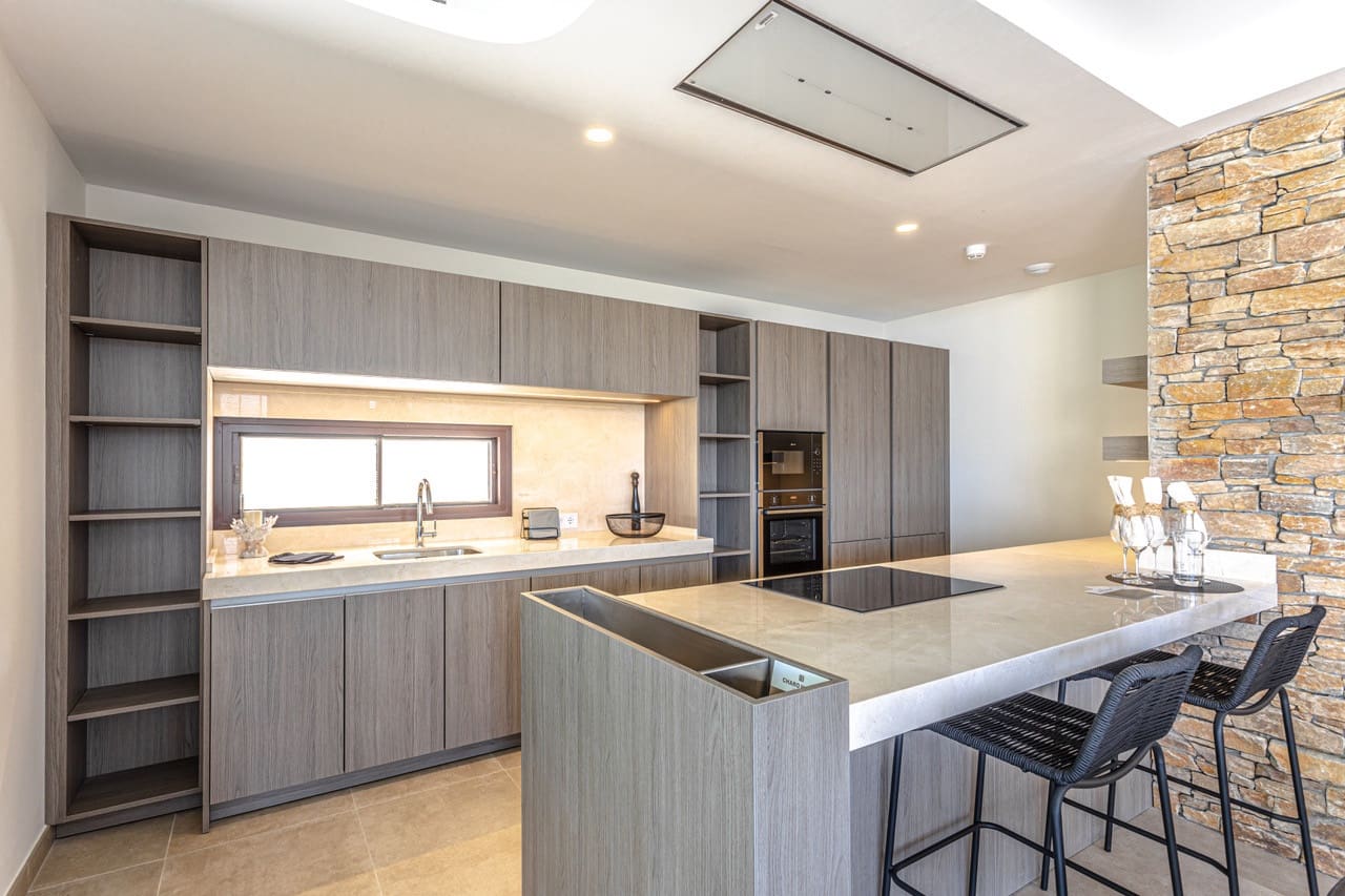 4 bedroom Villa for sale in Benahavis with pool garage - € 1,990,000 (Ref: 8379483)