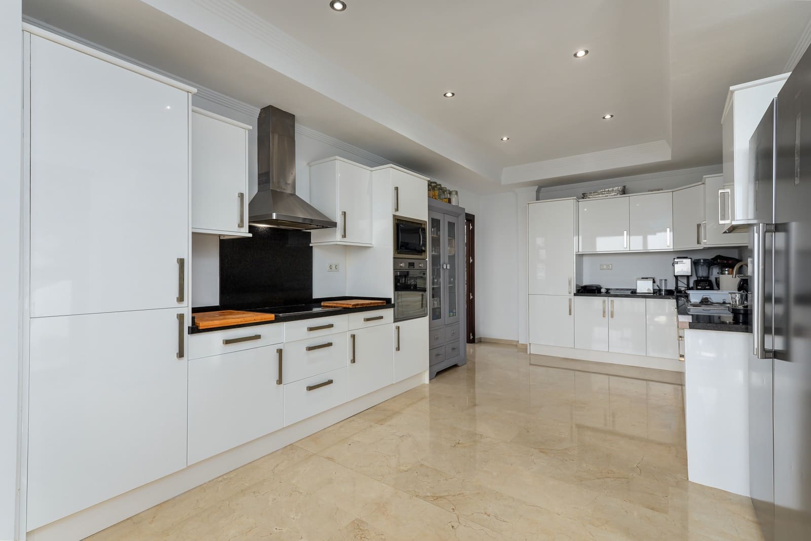 6 soveværelse Villa til salg i Istan med swimmingpool garage - € 1.995.000 (Ref: 8477088)