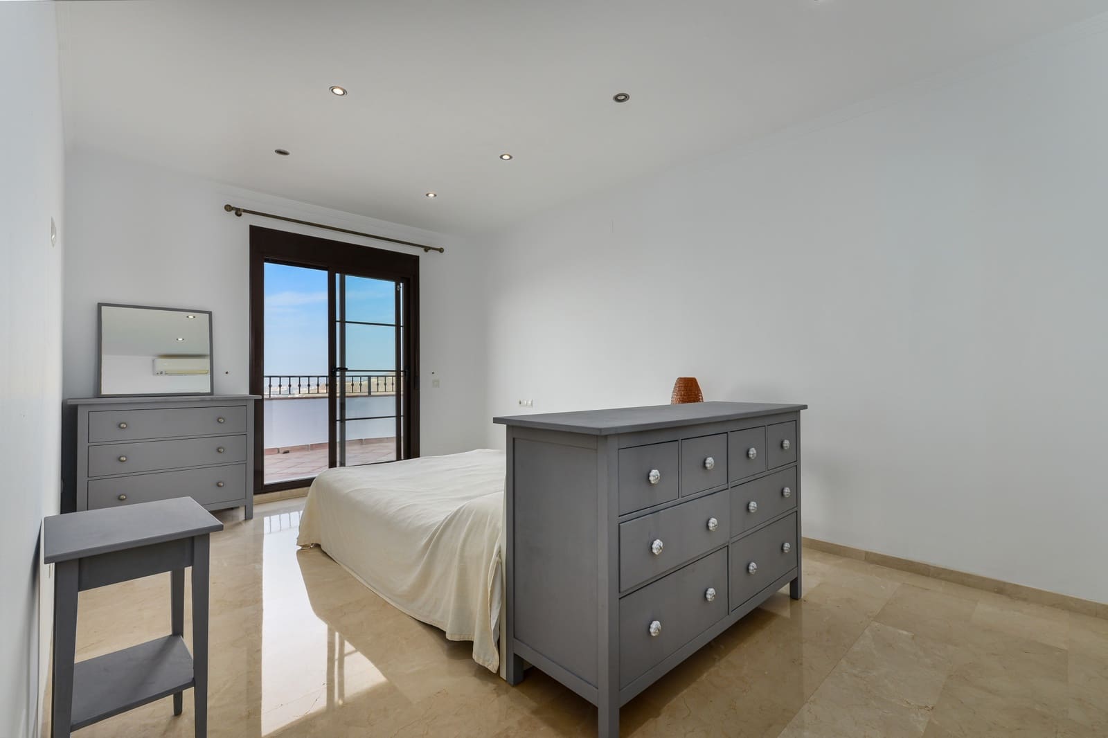 6 soveværelse Villa til salg i Istan med swimmingpool garage - € 1.995.000 (Ref: 8477088)