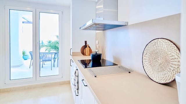 3 chambre Appartement à vendre à Nueva Andalucia, Marbella avec piscine garage - 720 000 € (Ref: 8575883)