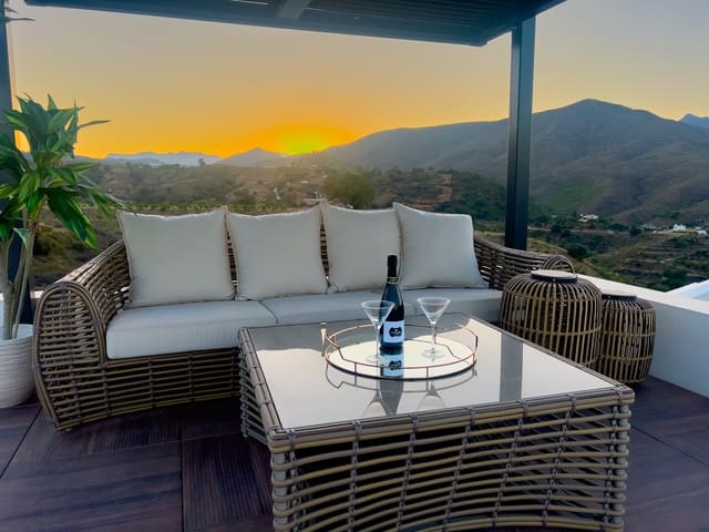 3 bedroom Villa for sale in Mijas Costa, Mijas with pool garage - € 900,000 (Ref: 8619449)
