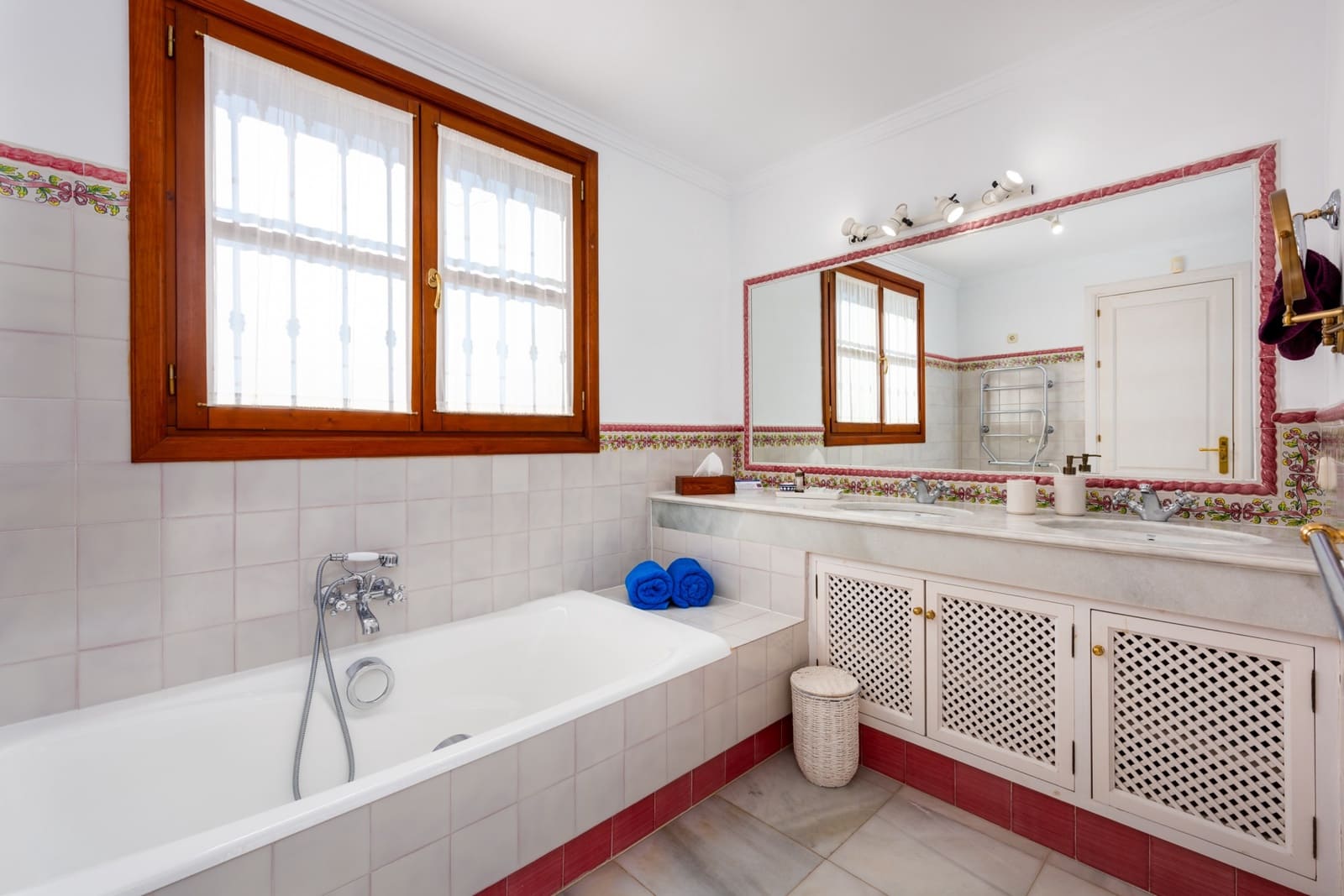 7 soverom Villa til salgs i El Madronal med svømmebasseng garasje - € 4 500 000 (Ref: 8744718)