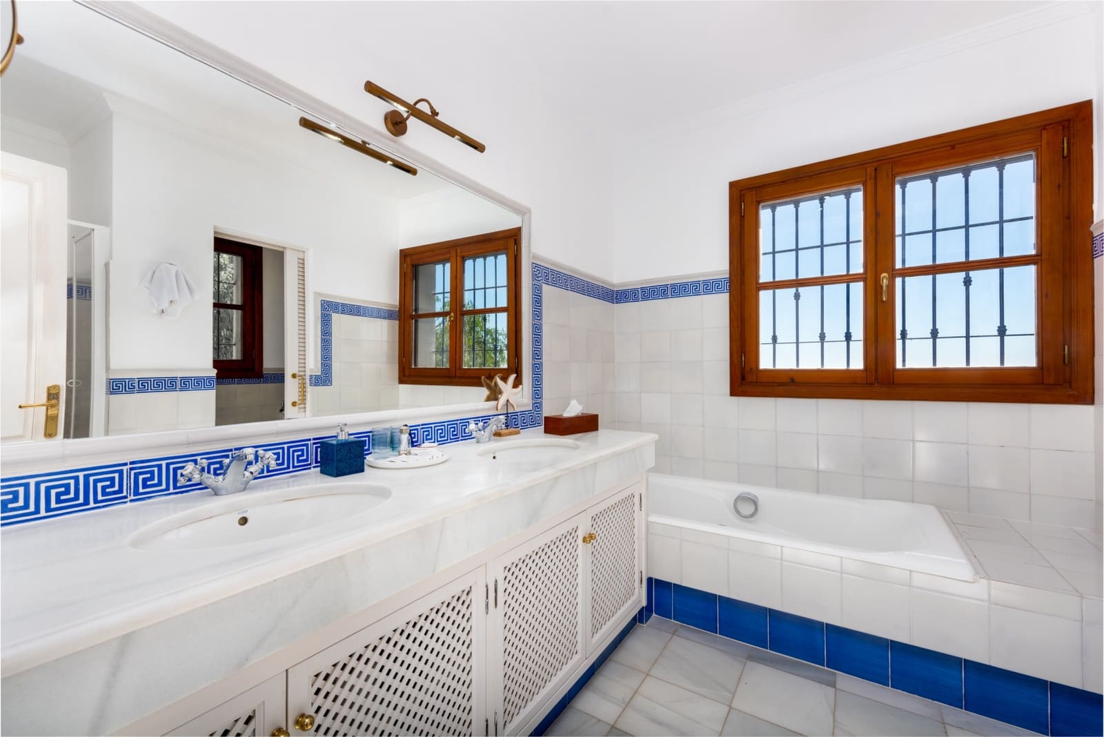 7 soverom Villa til salgs i El Madronal med svømmebasseng garasje - € 4 500 000 (Ref: 8744718)