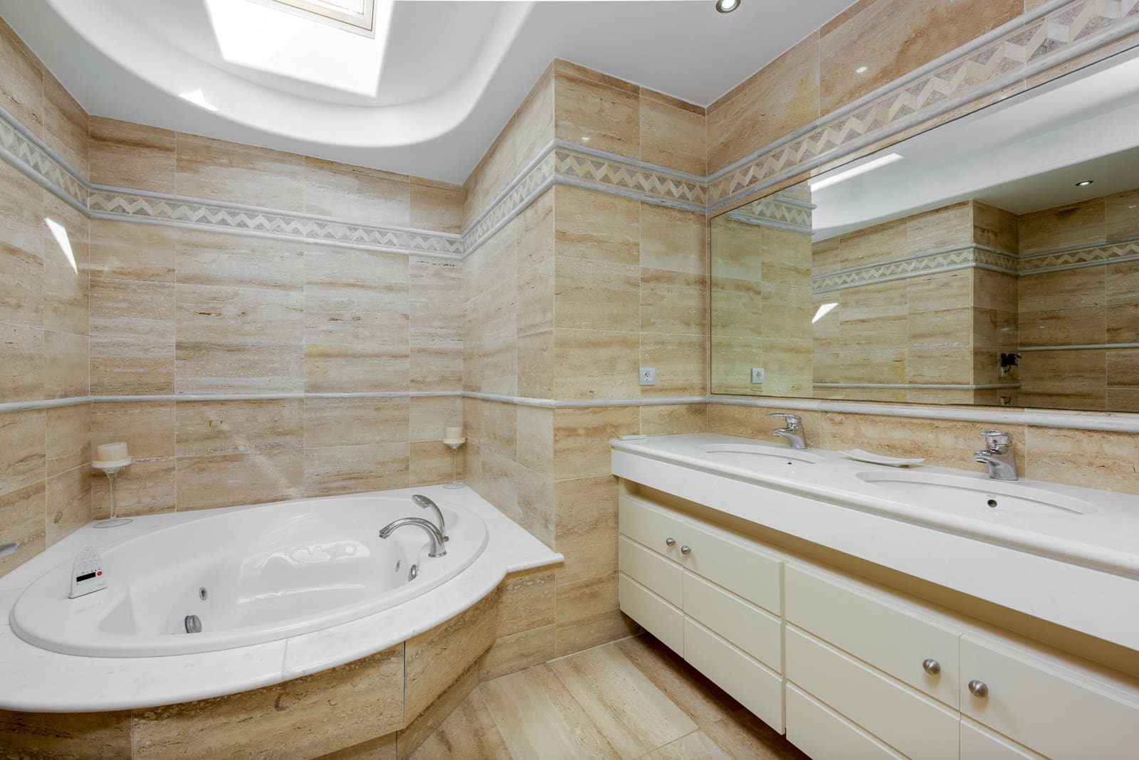 3 soverom Penthouse til salgs i Marbella med svømmebasseng garasje - € 2 695 000 (Ref: 8895982)