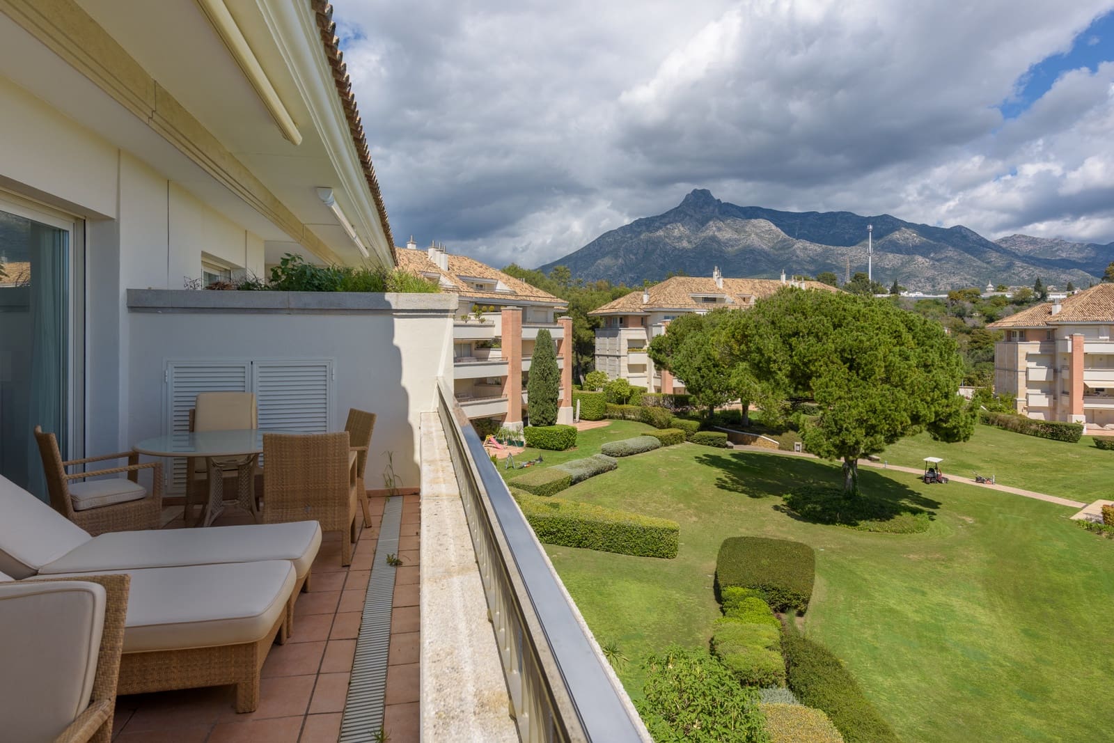 3 soverom Penthouse til salgs i Marbella med svømmebasseng garasje - € 2 695 000 (Ref: 8895982)