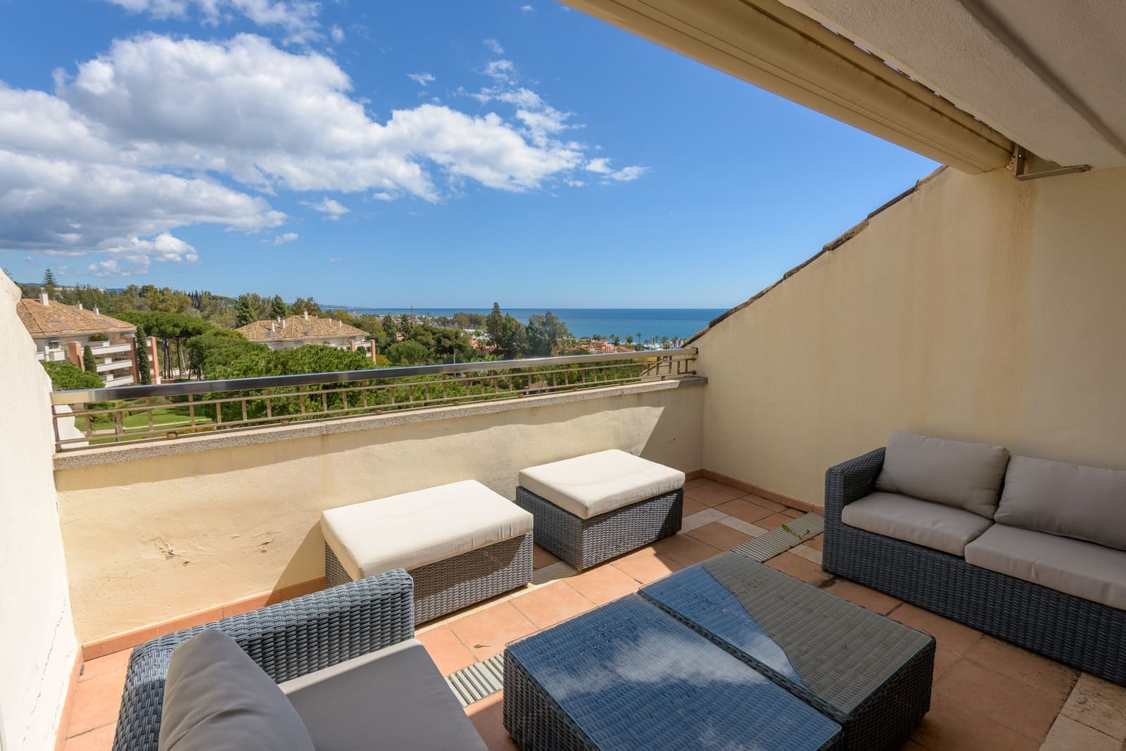 3 soverom Penthouse til salgs i Marbella med svømmebasseng garasje - € 2 695 000 (Ref: 8895982)