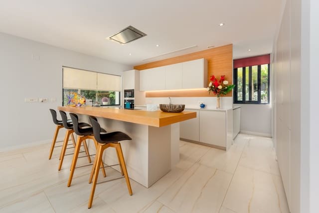 5 quarto Moradia para venda em Nueva Andalucia, Marbella com piscina garagem - 1 895 000 € (Ref: 8949894)