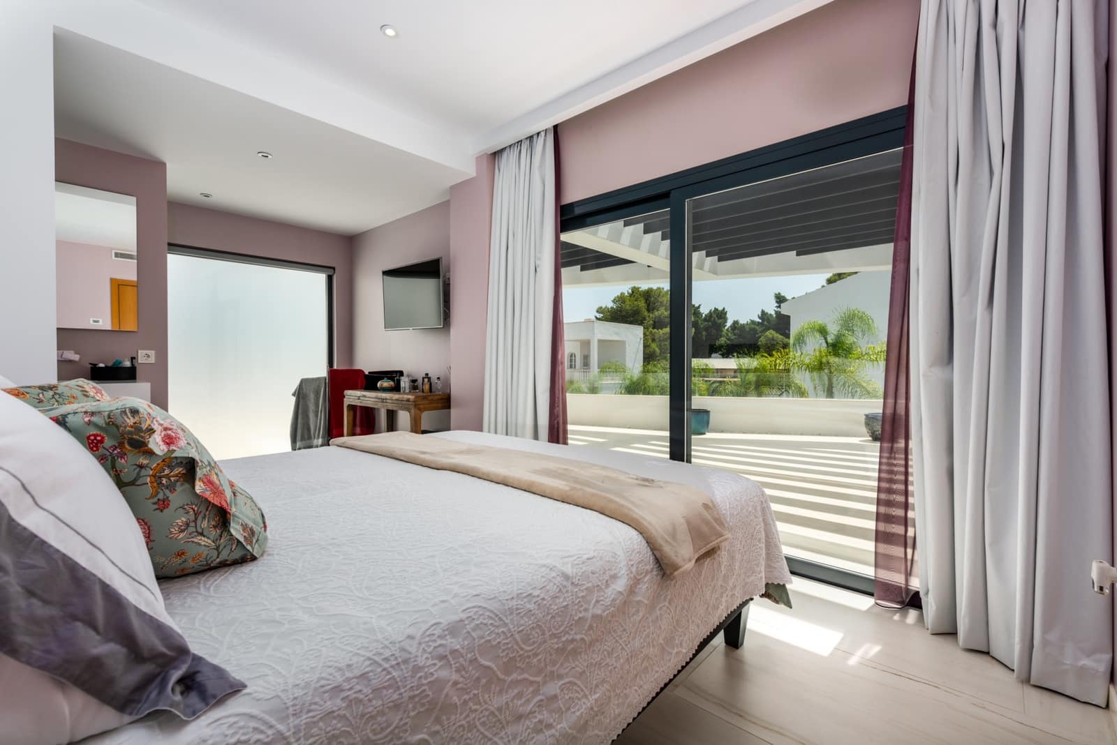 5 bedroom Villa for sale in Nueva Andalucia with pool garage - € 1,895,000 (Ref: 8949894)