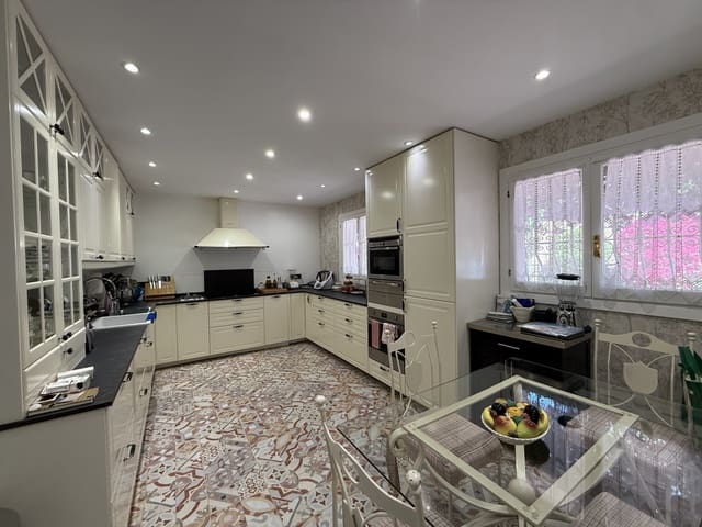 6 bedroom Villa for sale in Golden Mile, Marbella with pool garage - € 3,250,000 (Ref: 9019627)