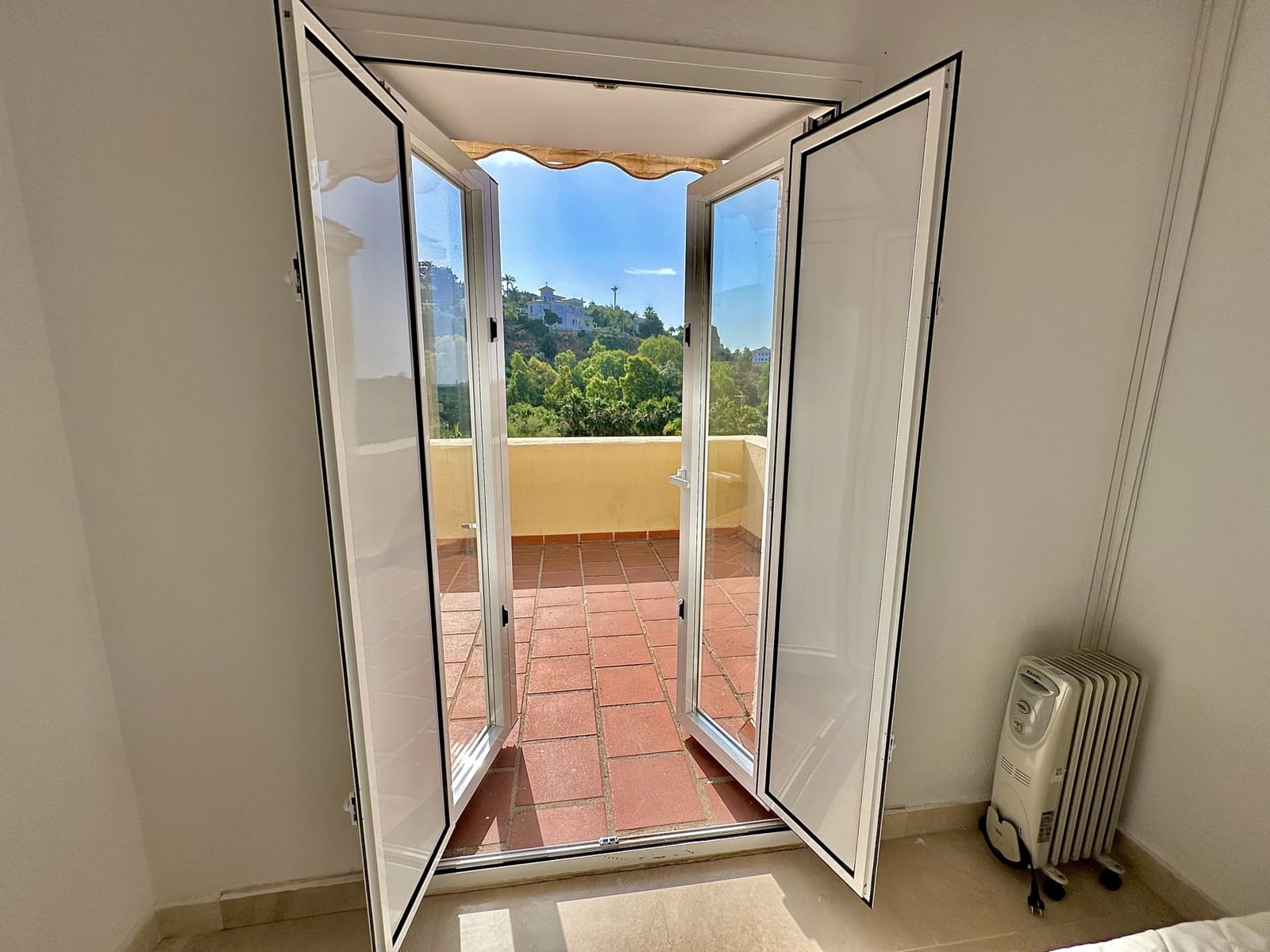 2 soveværelse Penthouse til salg i Benahavis med swimmingpool - € 399.000 (Ref: 9058655)