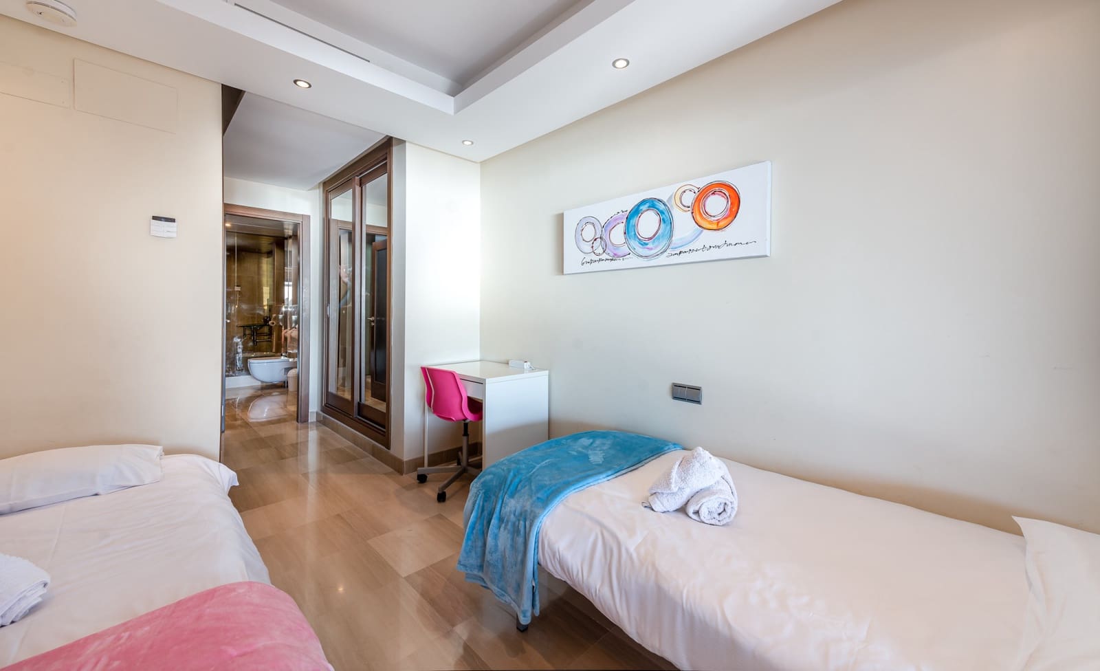 Ático de 2 habitaciones en Estepona en venta con piscina garaje - 630.000 € (Ref: 9242486)