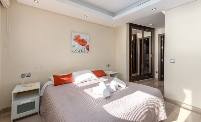 Ático de 2 habitaciones en Estepona en venta con piscina garaje - 630.000 € (Ref: 9242486)