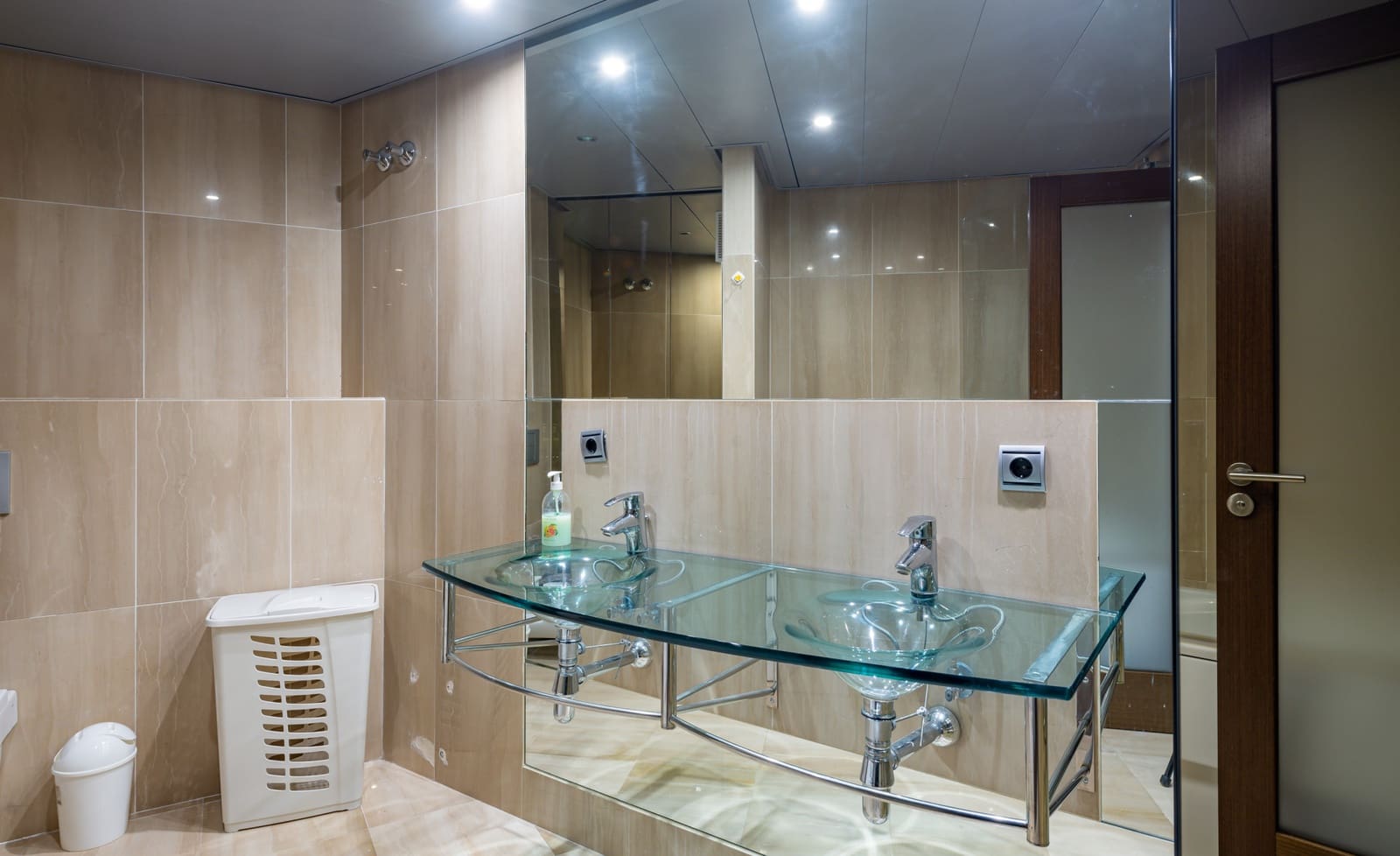 Ático de 2 habitaciones en Estepona en venta con piscina garaje - 630.000 € (Ref: 9242486)