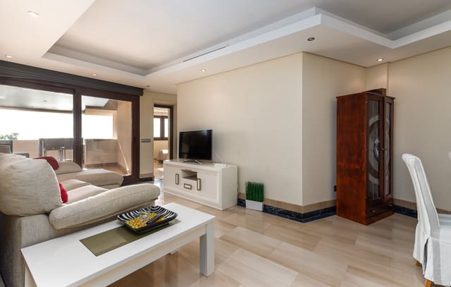 Ático de 2 habitaciones en Estepona en venta con piscina garaje - 630.000 € (Ref: 9242486)