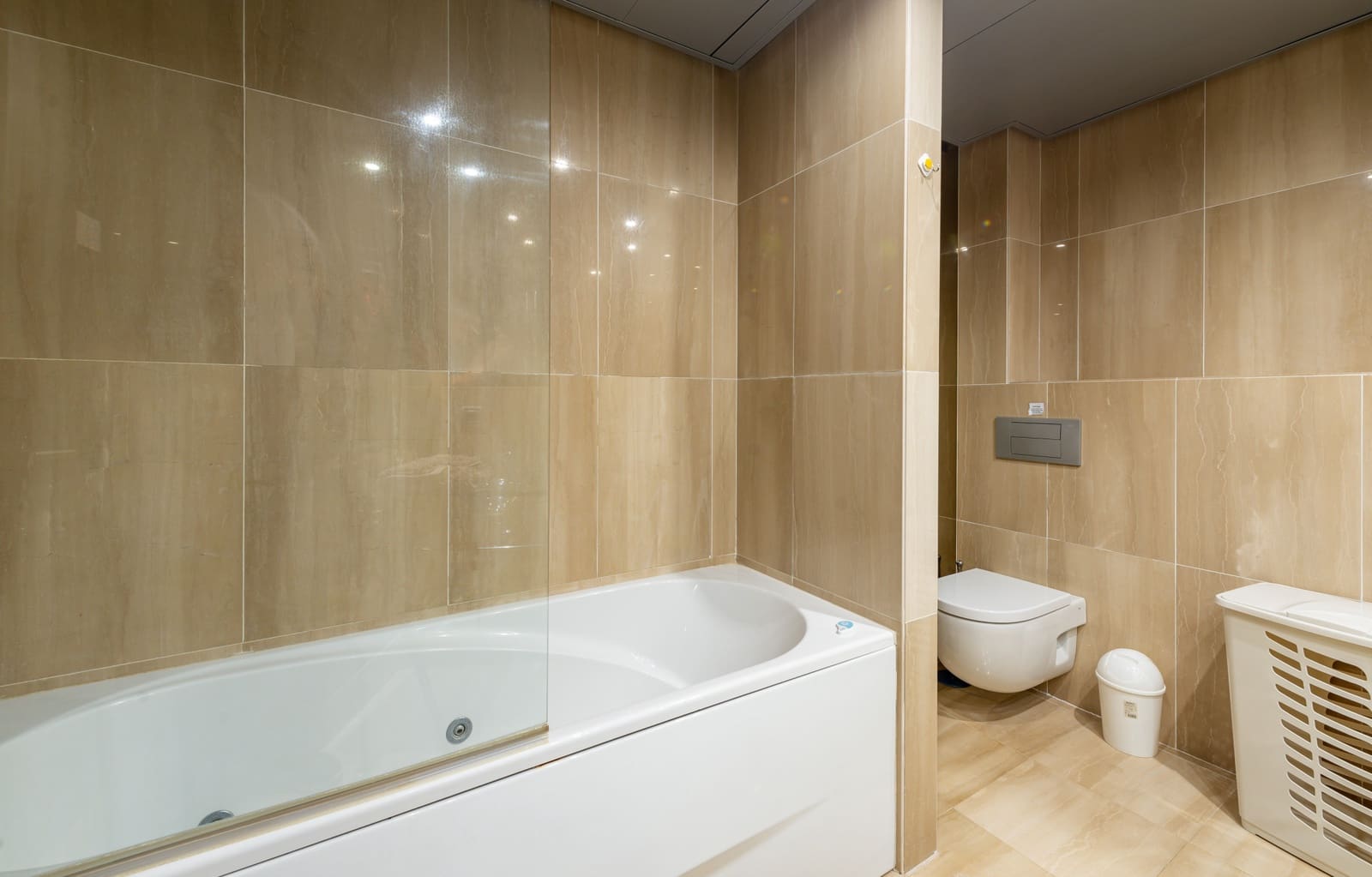 Ático de 2 habitaciones en Estepona en venta con piscina garaje - 630.000 € (Ref: 9242486)