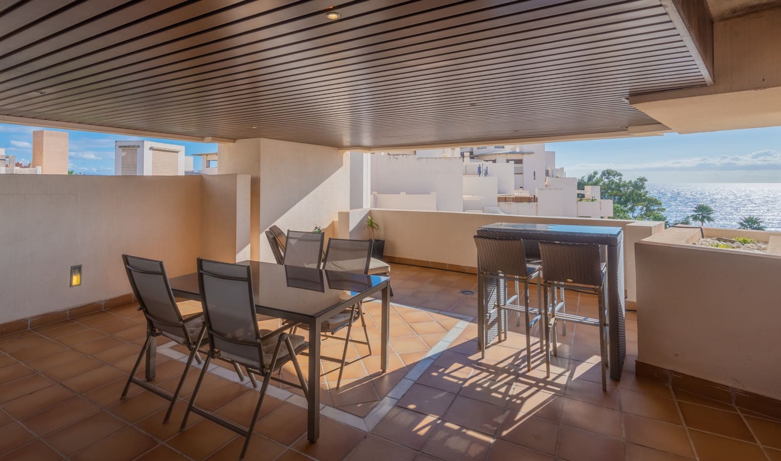 Ático de 2 habitaciones en Estepona en venta con piscina garaje - 630.000 € (Ref: 9242486)