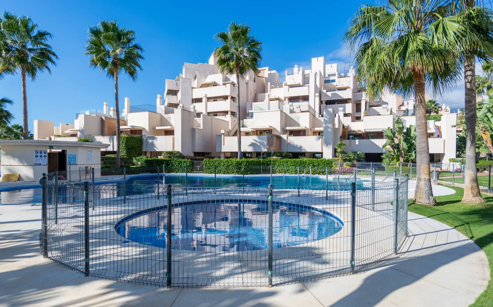 Ático de 2 habitaciones en Estepona en venta con piscina garaje - 630.000 € (Ref: 9242486)