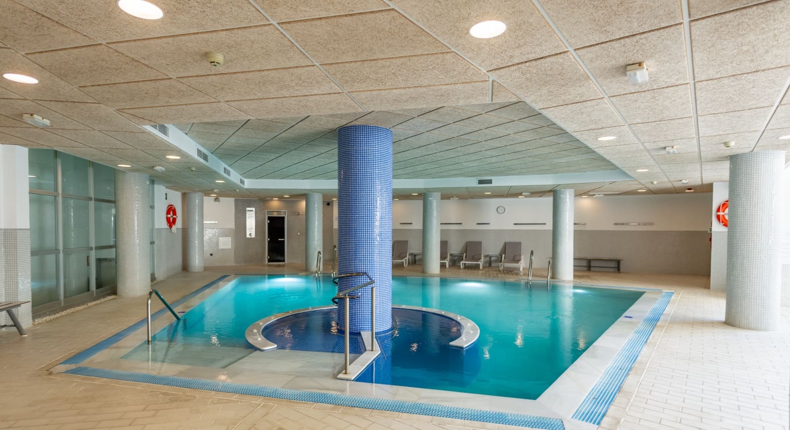 Ático de 2 habitaciones en Estepona en venta con piscina garaje - 630.000 € (Ref: 9242486)