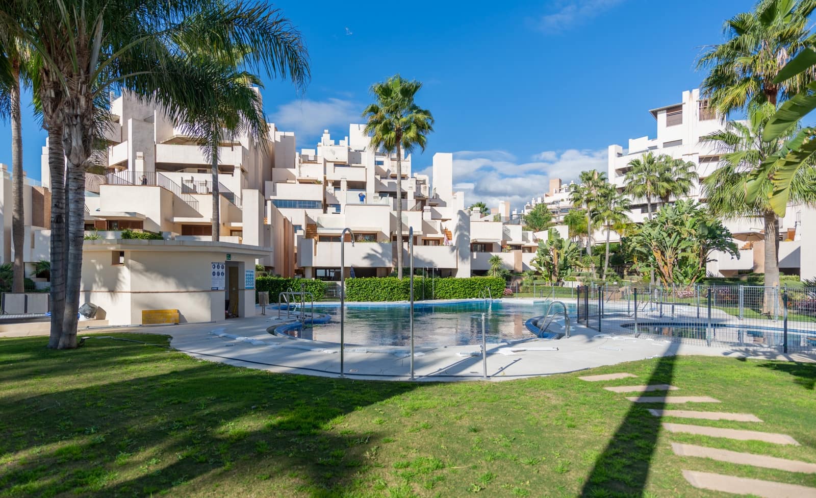 Ático de 2 habitaciones en Estepona en venta con piscina garaje - 630.000 € (Ref: 9242486)