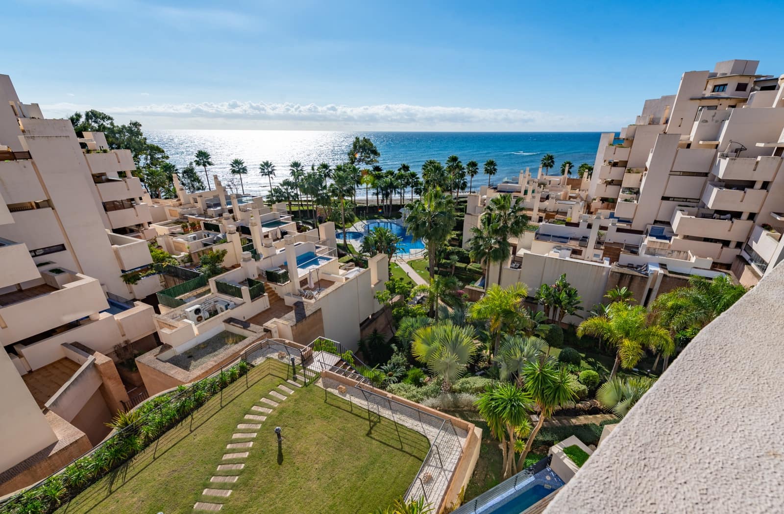 Ático de 2 habitaciones en Estepona en venta con piscina garaje - 630.000 € (Ref: 9242486)