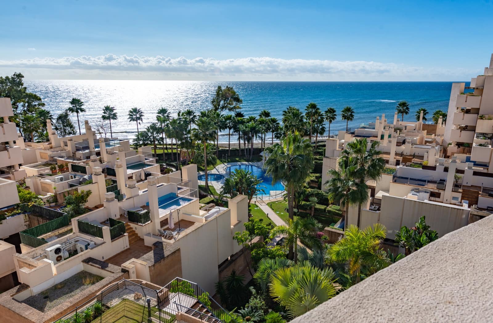 Ático de 2 habitaciones en Estepona en venta con piscina garaje - 630.000 € (Ref: 9242486)