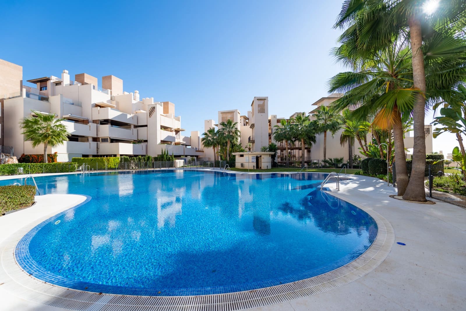 Ático de 2 habitaciones en Estepona en venta con piscina garaje - 630.000 € (Ref: 9242486)