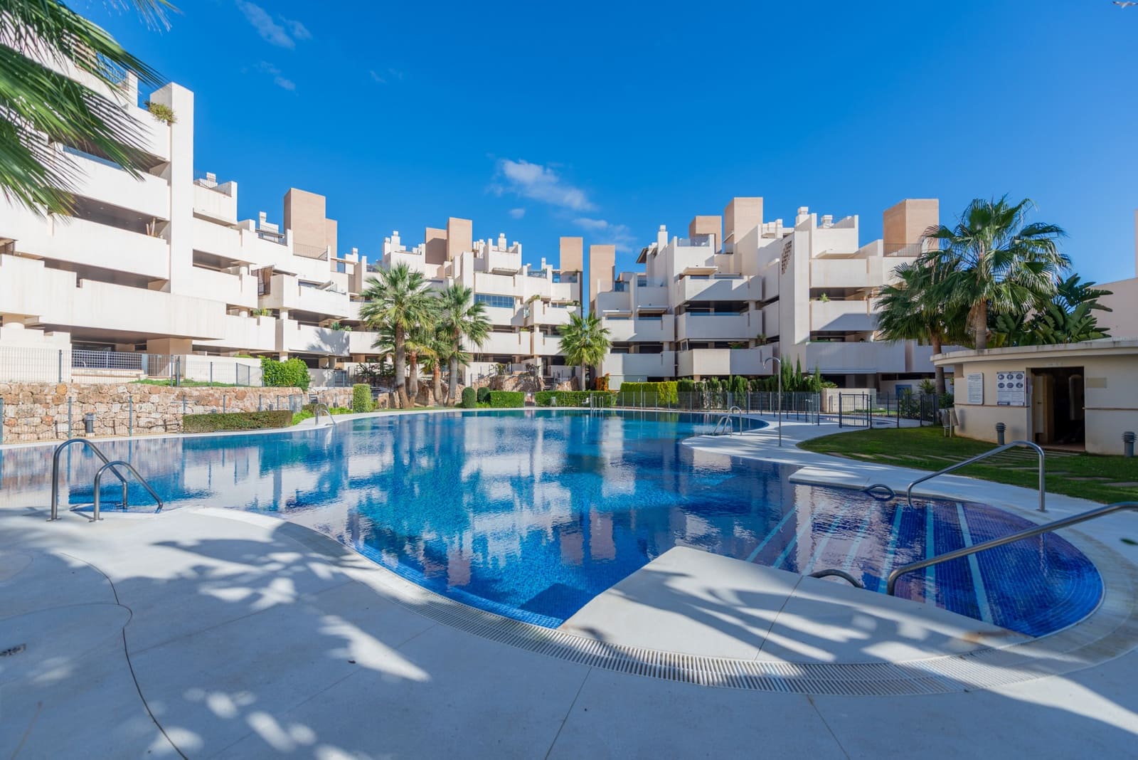 Ático de 2 habitaciones en Estepona en venta con piscina garaje - 630.000 € (Ref: 9242486)