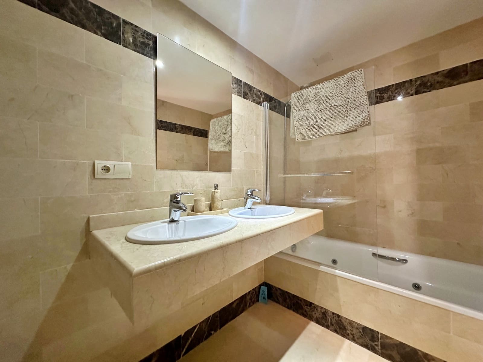 3 soverom Kjedet enebolig til salgs i Benahavis med svømmebasseng garasje - € 649 950 (Ref: 9246187)