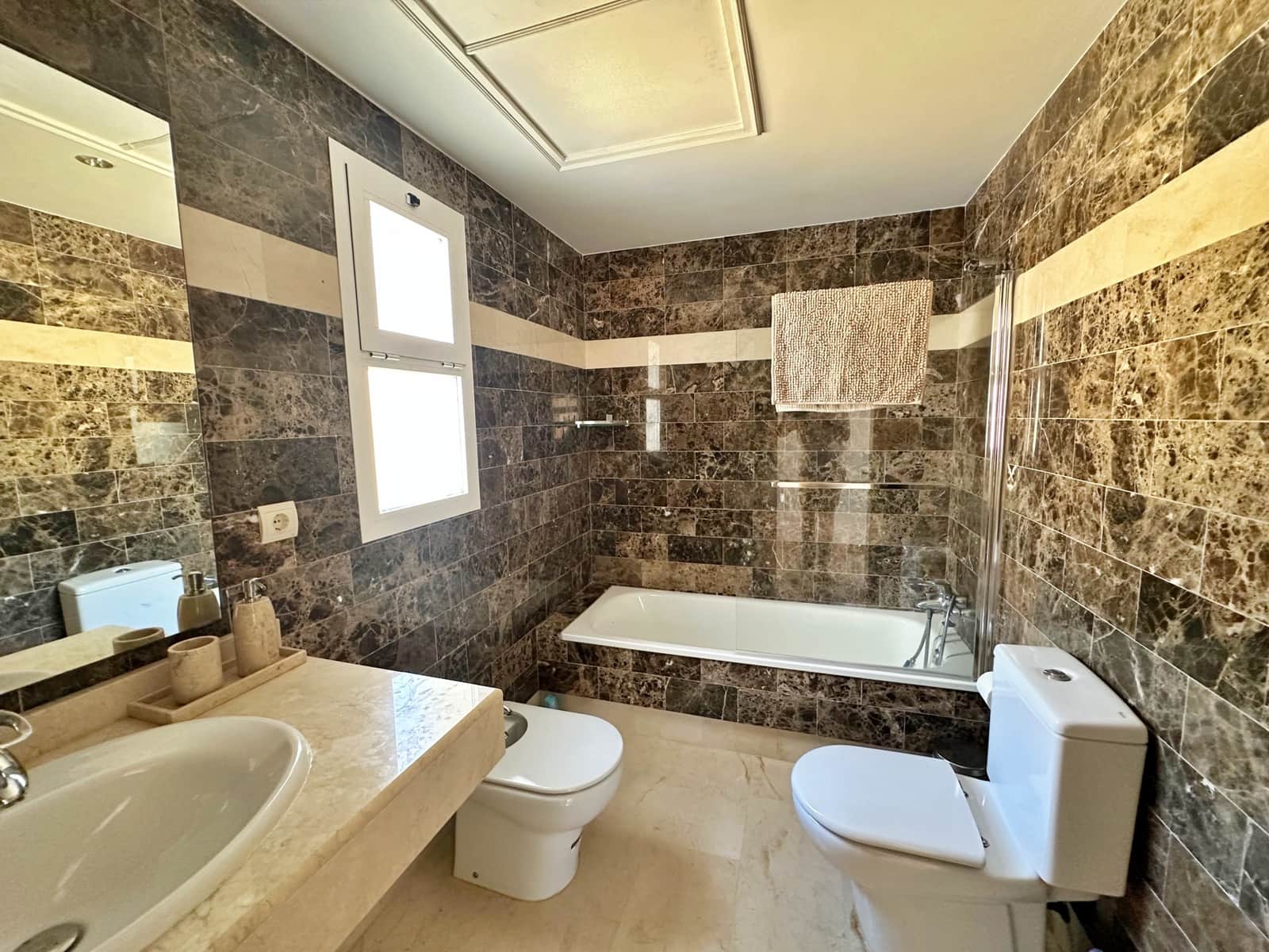 3 soverom Kjedet enebolig til salgs i Benahavis med svømmebasseng garasje - € 649 950 (Ref: 9246187)