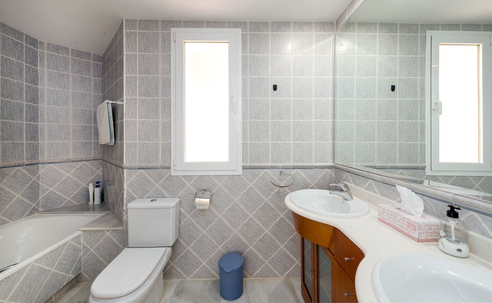 3 soveværelse Byhus til salg i Benahavis med swimmingpool garage - € 595.000 (Ref: 9588945)