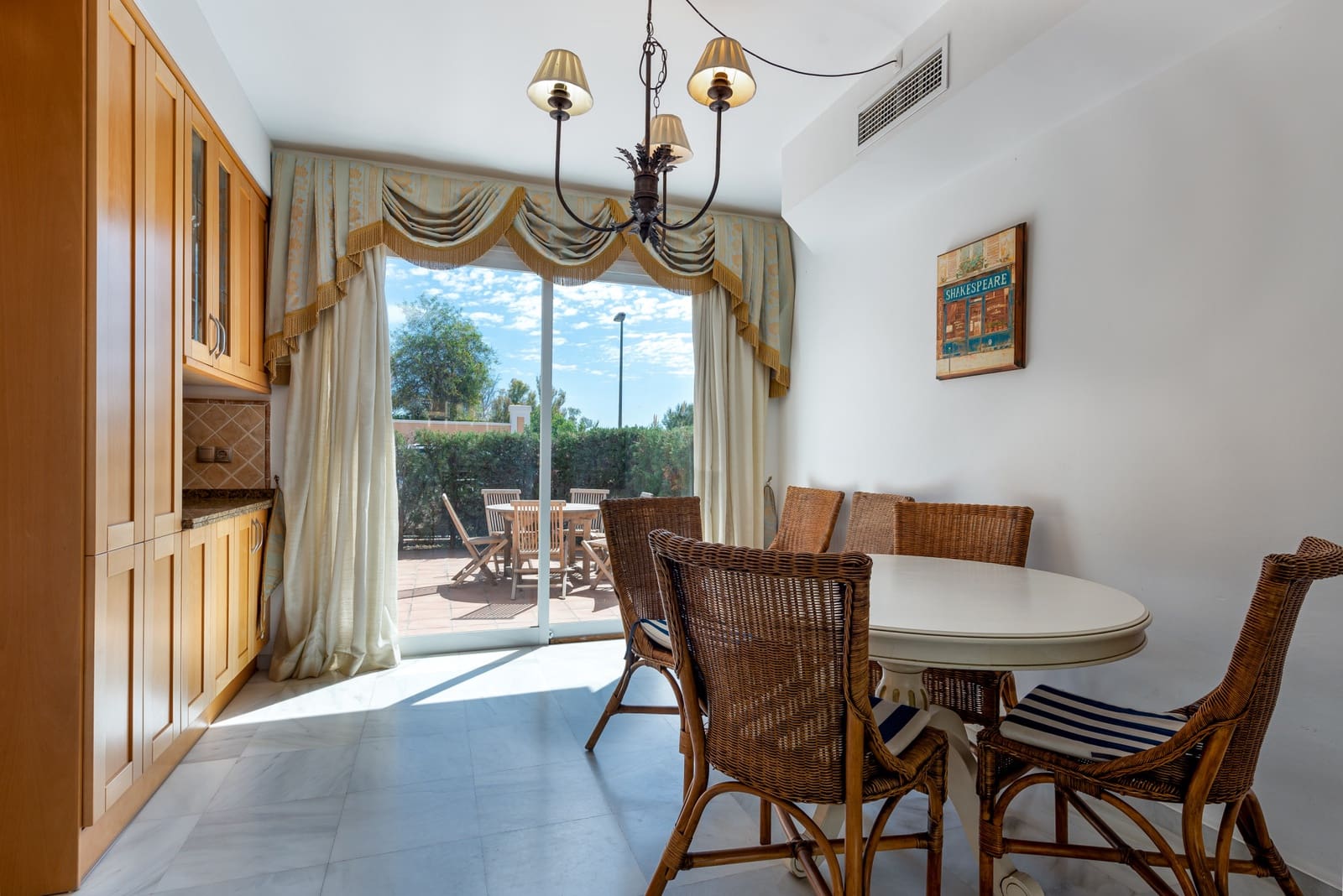 3 soveværelse Byhus til salg i Benahavis med swimmingpool garage - € 595.000 (Ref: 9588945)